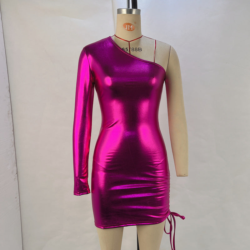 Metallisch beschichteter Stoff, Damenbekleidung, sexy, schräge Schulter, Taille, Kordelzug, Hüftkleid, Damenkleid, Nachtclub